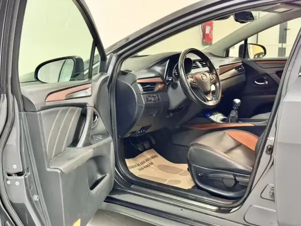 Toyota Avensis Touring Sports 2015 - 13750 EUR, 144000 km - AUTO.MOTO.pt - 144000km - foto 19 de 58