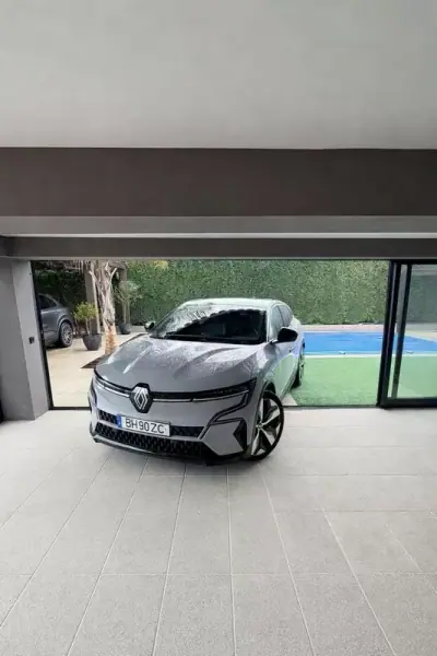 Renault Mégane E-Tech 2023 - 27980 EUR, 31569 km - AUTO.MOTO.pt - 31569km - foto 2 de 14