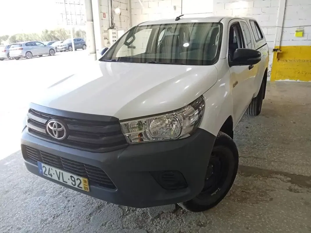 Toyota HILUX 2.4 D-4D 4WD CE 3 L CH 2018 - 23900 EUR, 172409 km - AUTO.MOTO.pt - 172409km - foto 1 de 10