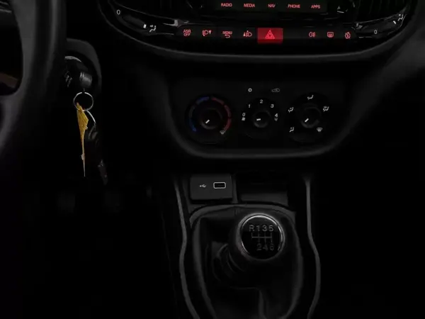 Fiat 2020 - 11900 EUR, 238000 km - AUTO.MOTO.pt - 238000km - foto 8 de 14