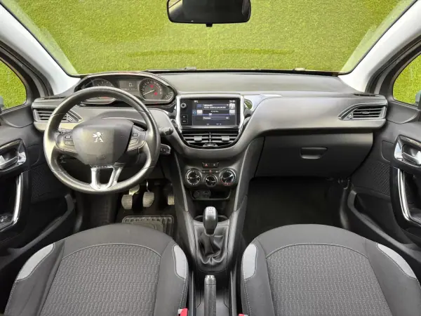 Peugeot 208 2016 - 8900 EUR, 178000 km - AUTO.MOTO.pt - 178000km - foto 18 de 21