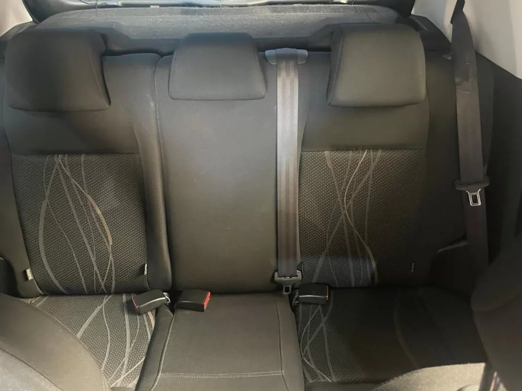 Peugeot 208 2013 - 6999 EUR, 195000 km - AUTO.MOTO.pt - 195000km - foto 27 de 35