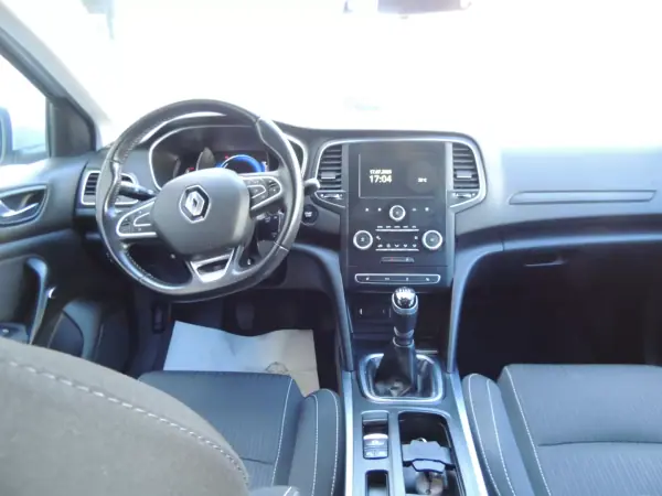Renault Mégane Break 2018 - 15500 EUR, 156500 km - AUTO.MOTO.pt - 156500km - foto 6 de 15