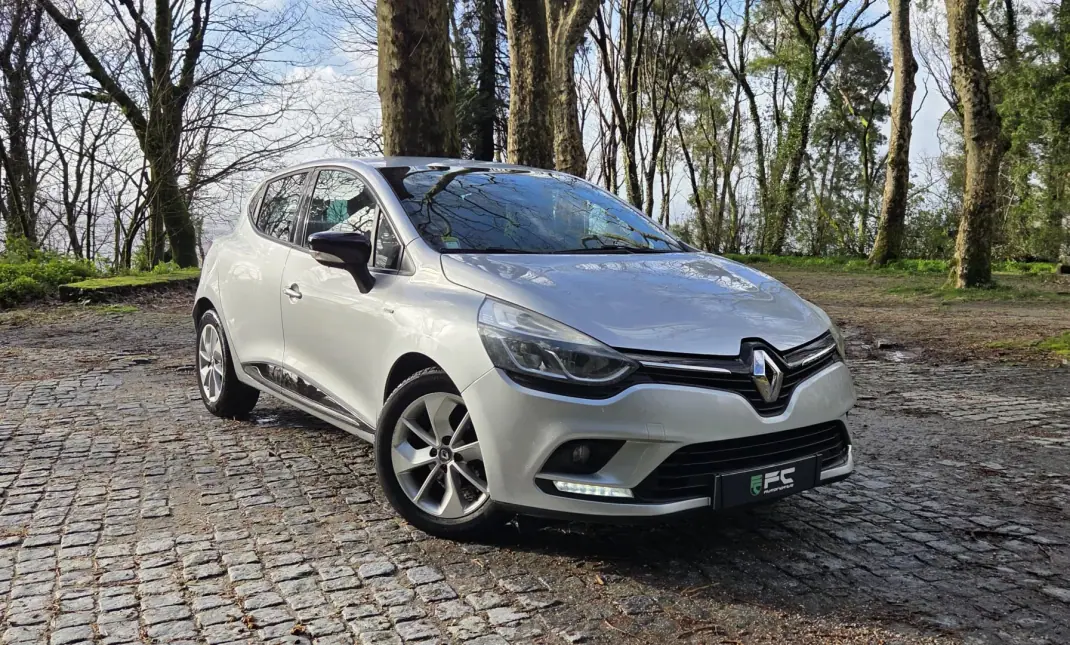 Renault Clio 2017 - 10950 EUR, 114000 km - AUTO.MOTO.pt - 114000km - foto 1 de 19