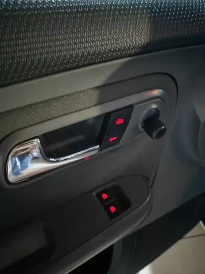 SEAT Ibiza 2007 - 3950 EUR, 300900 km - AUTO.MOTO.pt - 300900km - foto 19 de 30