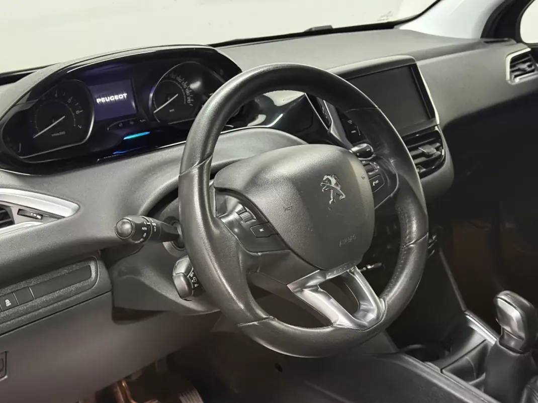 Peugeot 208 2012 - 6500 EUR, 236500 km - AUTO.MOTO.pt - 236500km - foto 13 de 21