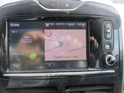 Renault Zoe 2015 - 7900 EUR, 129000 km - AUTO.MOTO.pt - 129000km - foto 9 de 12