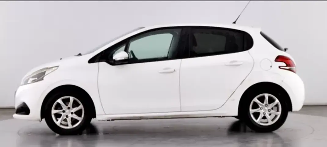 Peugeot 208 2015 - 7490 EUR, 113000 km - AUTO.MOTO.pt - 113000km - foto 8 de 21