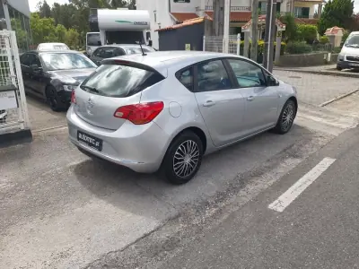 Opel Astra 2013 - 9900 EUR, 179980 km - AUTO.MOTO.pt - 179980km - foto 10 de 35