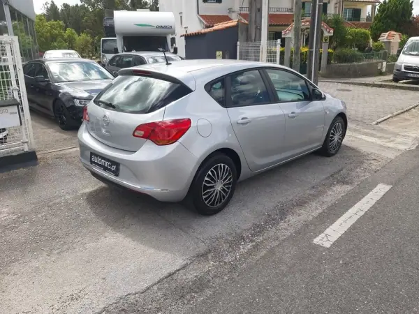 Opel Astra 2013 - 9900 EUR, 179980 km - AUTO.MOTO.pt - 179980km - foto 10 de 35