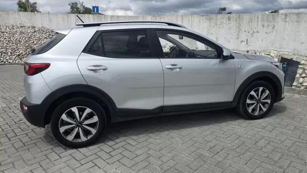 Kia Stonic 2023 - 17450 EUR, 27500 km - AUTO.MOTO.pt - 27500km - foto 8 de 18