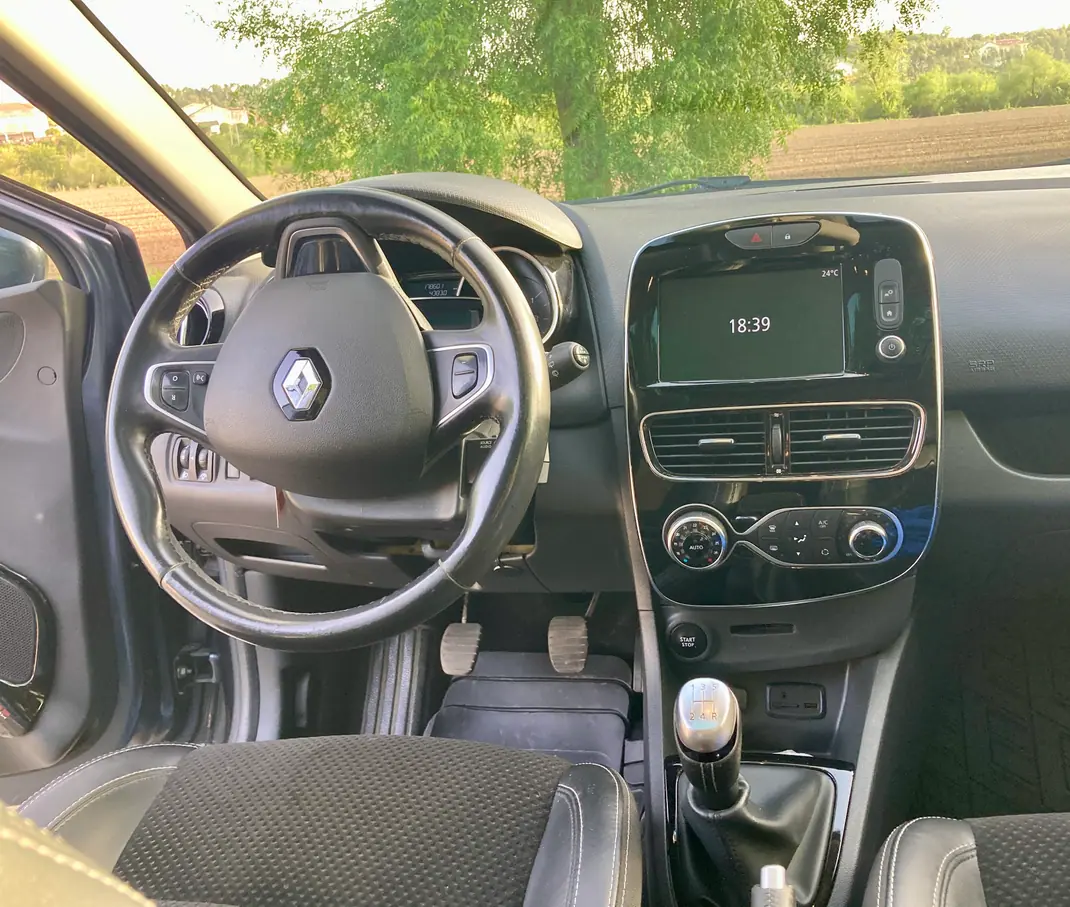 Renault Clio Sport Tourer 2019 - 9100 EUR, 178600 km - AUTO.MOTO.pt - 178600km - foto 9 de 16