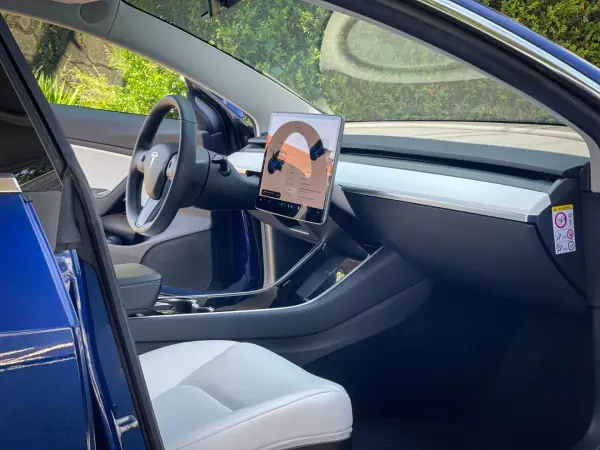 Tesla Model 3 2019 - 28990 EUR, 85000 km - AUTO.MOTO.pt - 85000km - foto 8 de 12