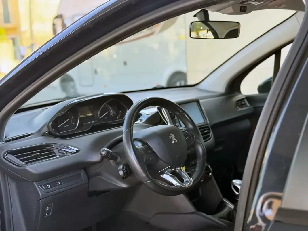 Peugeot 208 2019 - 11900 EUR, 151021 km - AUTO.MOTO.pt - 151021km - foto 15 de 21