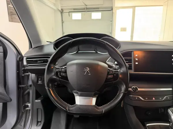 Peugeot 308 2017 - 10990 EUR, 131446 km - AUTO.MOTO.pt - 131446km - foto 8 de 21