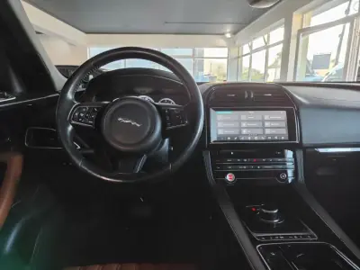 Jaguar F-Pace 2017 - 22500 EUR, 147000 km - AUTO.MOTO.pt - 147000km - foto 39 de 40