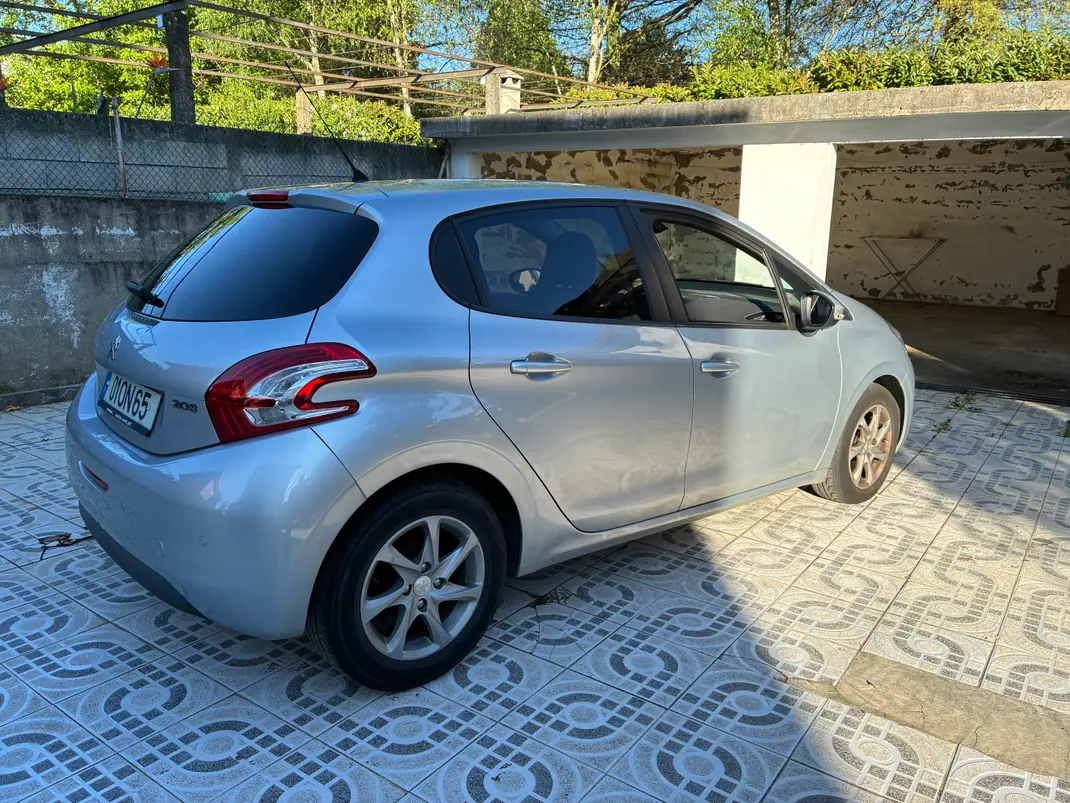Peugeot 208 2014 - 7800 EUR, 79000 km - AUTO.MOTO.pt - 79000km - foto 6 de 7