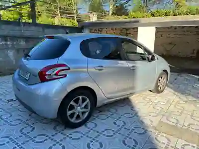 Peugeot 208 2014 - 7800 EUR, 79000 km - AUTO.MOTO.pt - 79000km - foto 6 de 7