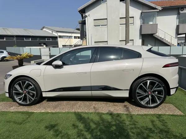 Jaguar I-Pace 2018 - 27900 EUR, 113000 km - AUTO.MOTO.pt - 113000km - foto 17 de 59