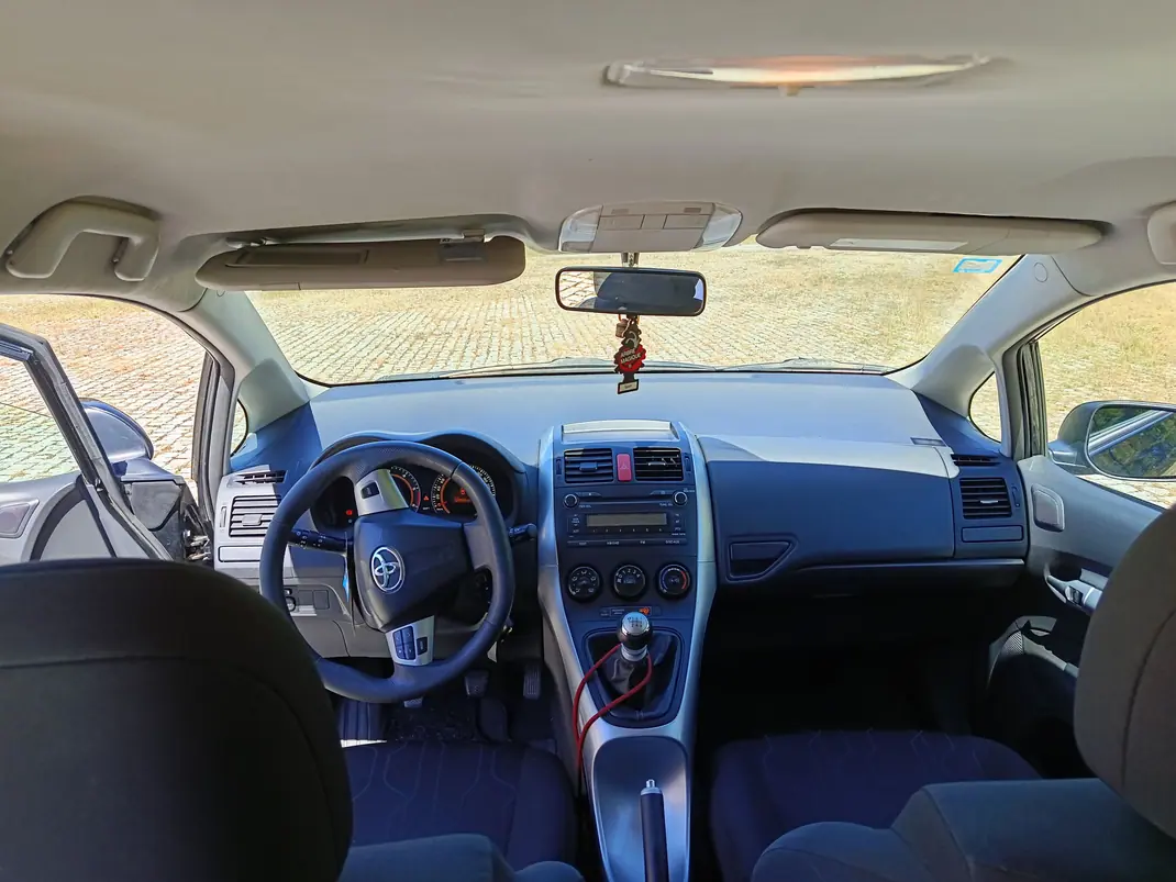Toyota Auris 2010 - 6500 EUR, 330000 km - 330000km - foto 8 de 10