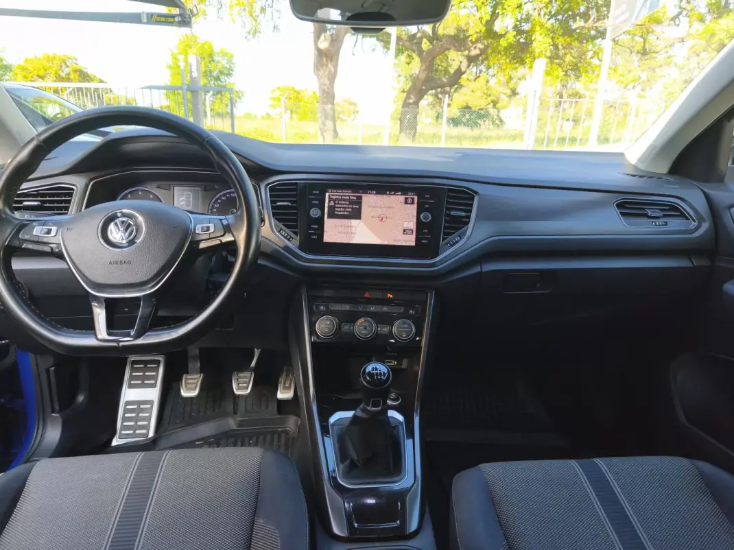 Volkswagen T-Roc 2019 - 15900 EUR, 130000 km - AUTO.MOTO.pt - 130000km - foto 11 de 14