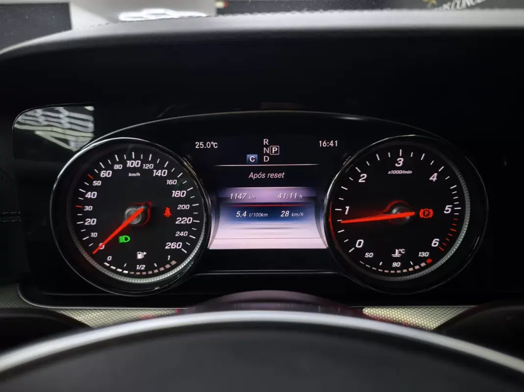 Mercedes-Benz E 220 2018 - 32950 EUR, 118099 km - AUTO.MOTO.pt - 118099km - foto 34 de 48