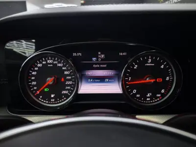 Mercedes-Benz E 220 2018 - 32950 EUR, 118099 km - AUTO.MOTO.pt - 118099km - foto 34 de 48