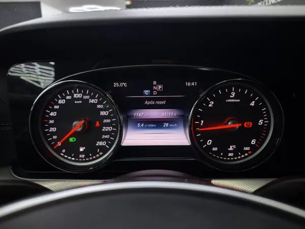 Mercedes-Benz E 220 2018 - 32950 EUR, 118099 km - AUTO.MOTO.pt - 118099km - foto 34 de 48