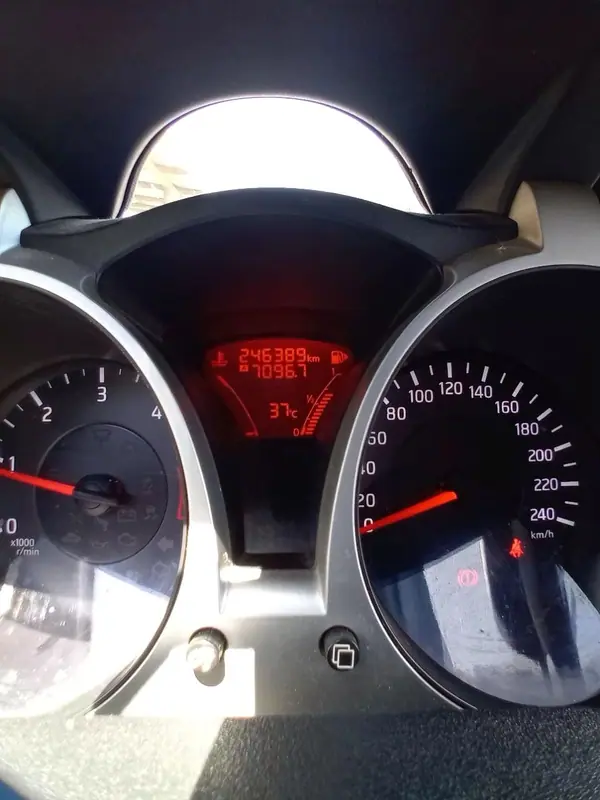Nissan Juke 2014 - 7950 EUR, 246389 km - AUTO.MOTO.pt - 246389km - foto 6 de 10