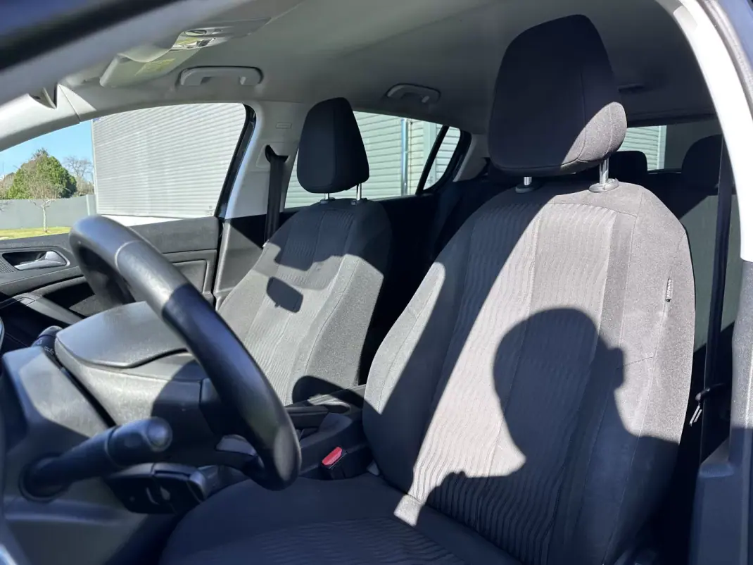 Peugeot 308 2018 - 12500 EUR, 280000 km - AUTO.MOTO.pt - 280000km - foto 28 de 41