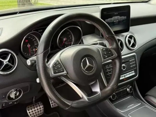 Mercedes-Benz CLA 180 2017 - 19999 EUR, 160000 km - AUTO.MOTO.pt - 160000km - foto 19 de 26