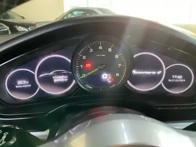 Porsche Panamera 2018 - 60500 EUR, 104962 km - AUTO.MOTO.pt - 104962km - foto 18 de 58