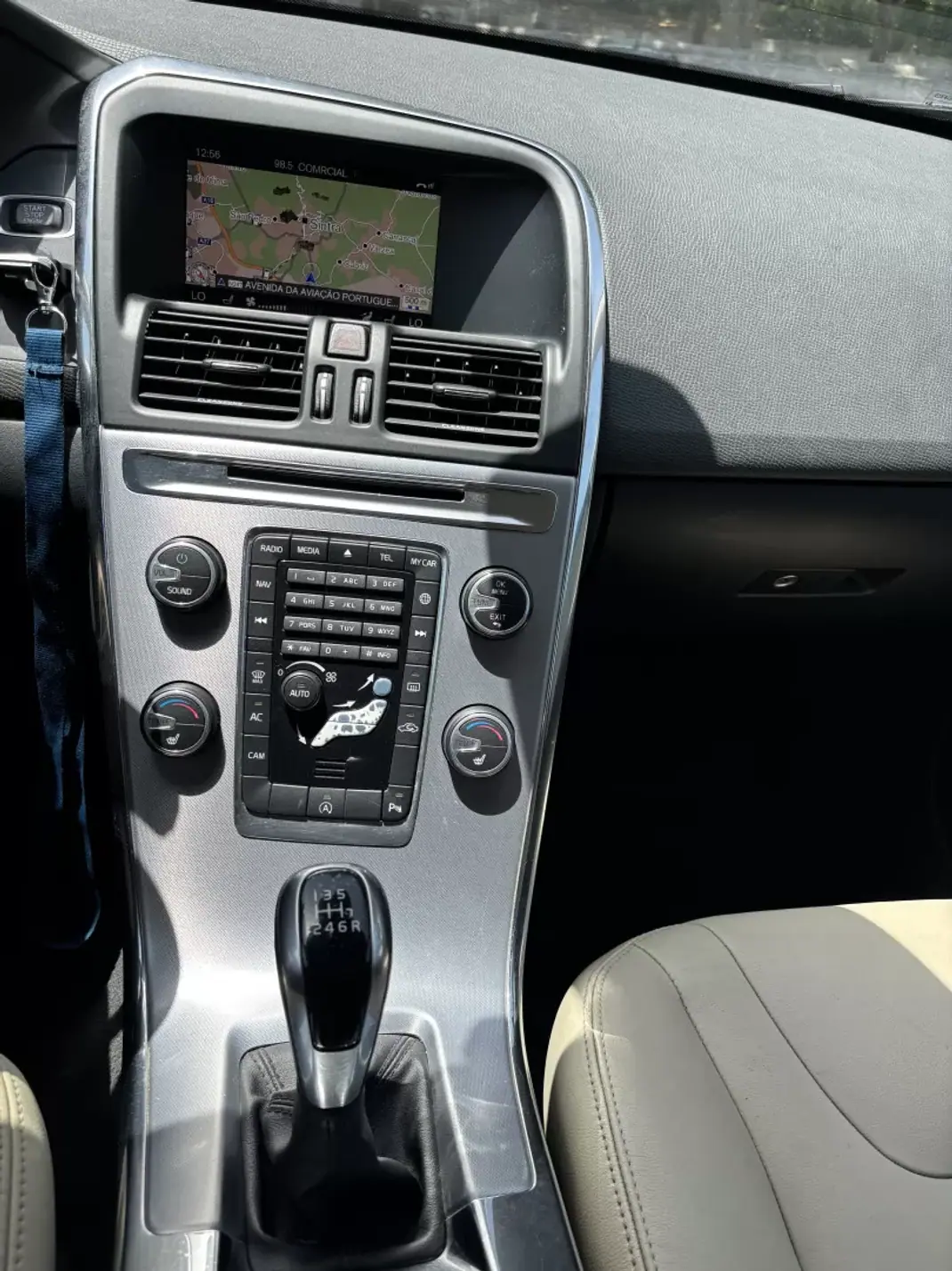 Volvo XC 60 2017 - 13500 EUR, 298900 km - AUTO.MOTO.pt - 298900km - foto 10 de 12