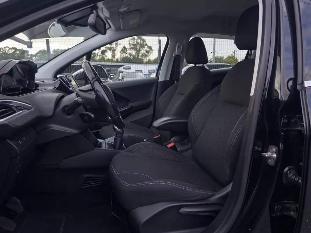 Peugeot 208 2018 - 10990 EUR, 181000 km - AUTO.MOTO.pt - 181000km - foto 13 de 38