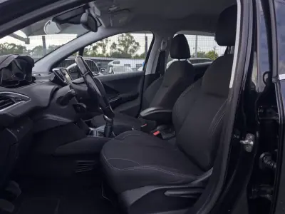 Peugeot 208 2018 - 10990 EUR, 181000 km - AUTO.MOTO.pt - 181000km - foto 13 de 38