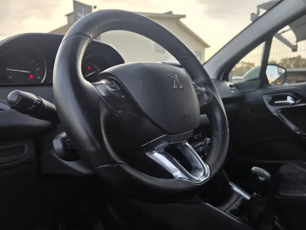 Peugeot 208 2016 - 13990 EUR, 163000 km - AUTO.MOTO.pt - 163000km - foto 18 de 31