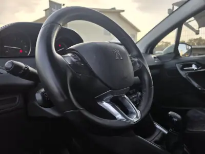 Peugeot 208 2016 - 13990 EUR, 163000 km - AUTO.MOTO.pt - 163000km - foto 18 de 31