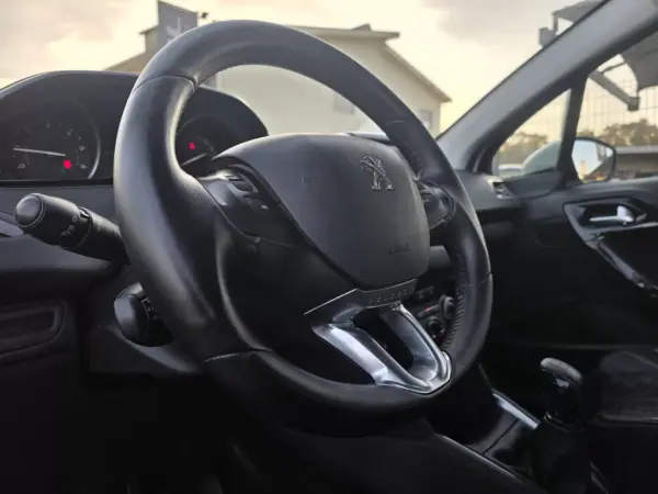 Peugeot 208 2016 - 13990 EUR, 163000 km - AUTO.MOTO.pt - 163000km - foto 18 de 31
