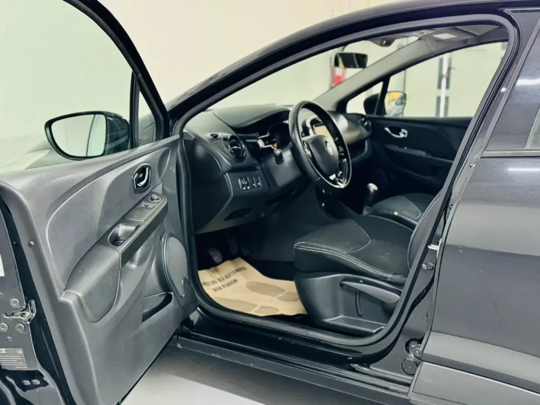 Renault Clio 2012 - 5750 EUR, 228000 km - AUTO.MOTO.pt - 228000km - foto 17 de 44