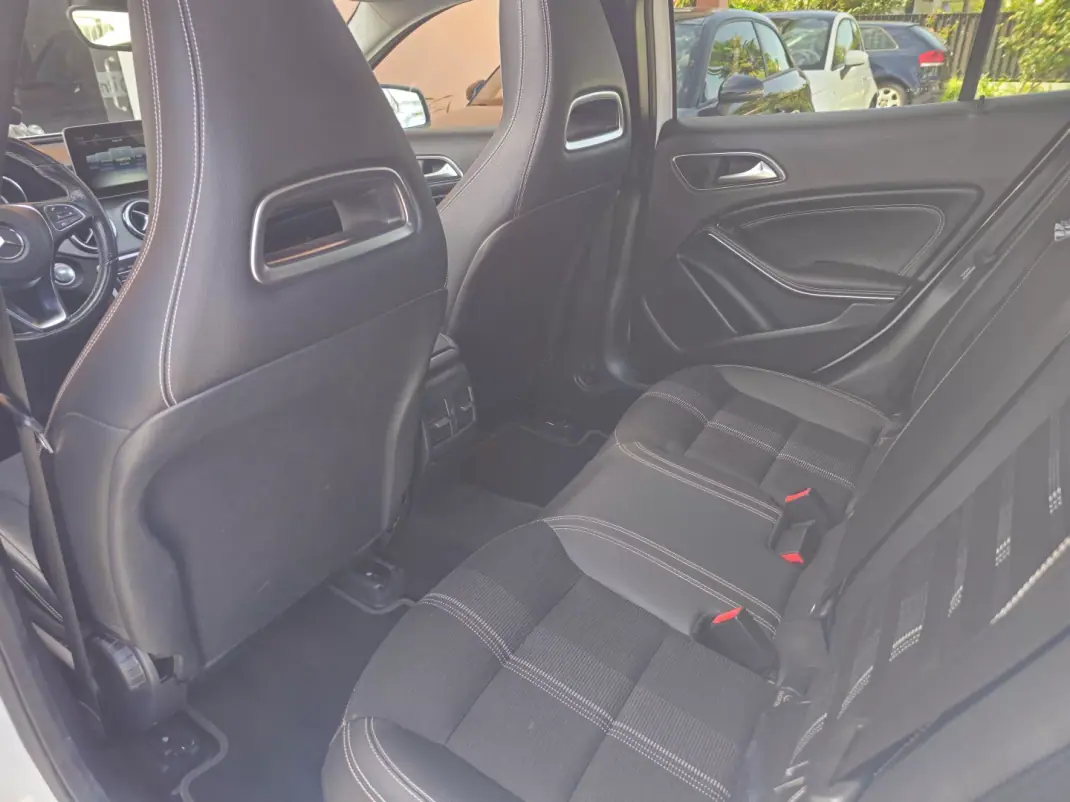 Mercedes-Benz GLA 200 2018 - 26990 EUR, 102000 km - AUTO.MOTO.pt - 102000km - foto 10 de 15