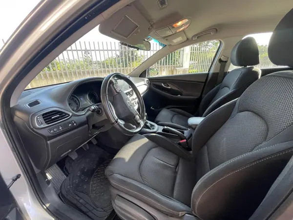 Hyundai i30 2019 - 12300 EUR, 140000 km - AUTO.MOTO.pt - 140000km - foto 5 de 10
