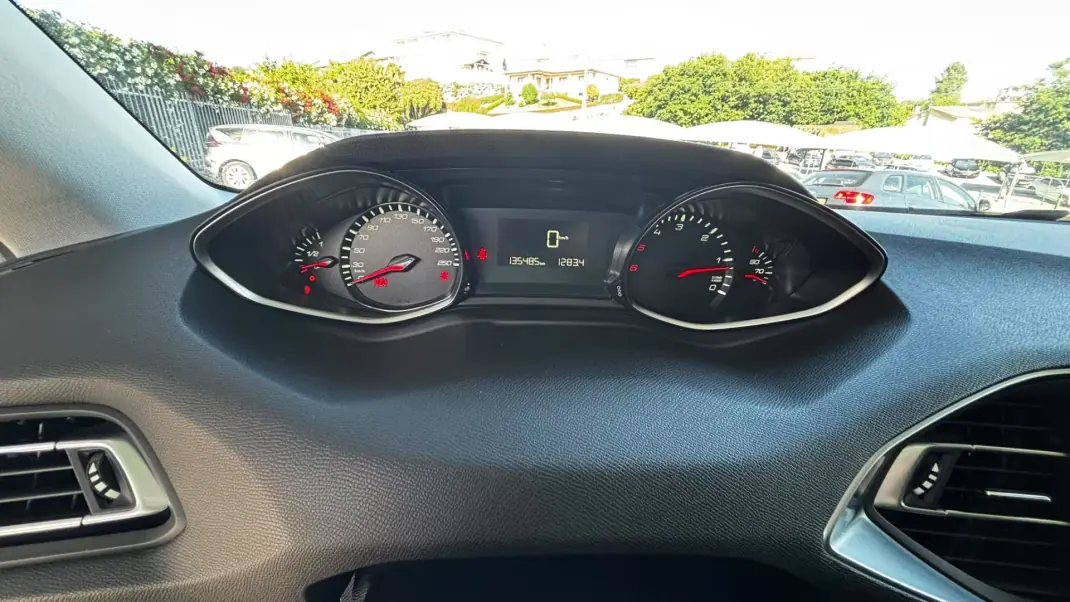 Peugeot 308 SW 2018 - 13990 EUR, 135000 km - AUTO.MOTO.pt - 135000km - foto 12 de 15