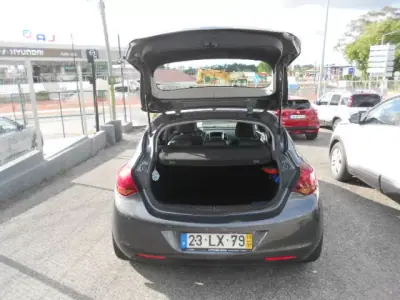 Opel Astra 2011 - 7900 EUR, 213201 km - AUTO.MOTO.pt - 213201km - foto 7 de 11