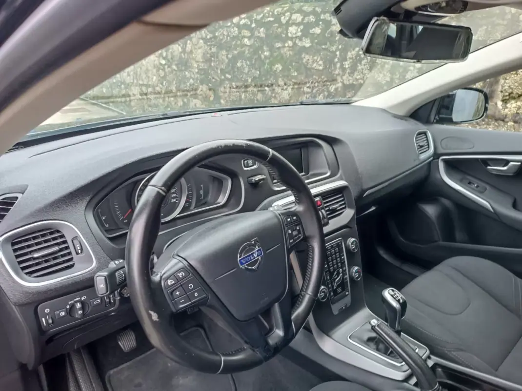 Volvo V40 2017 - 12850 EUR, 130000 km - AUTO.MOTO.pt - 130000km - foto 9 de 14