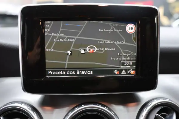 Mercedes-Benz GLA 200 2015 - 22900 EUR, 128425 km - AUTO.MOTO.pt - 128425km - foto 12 de 24