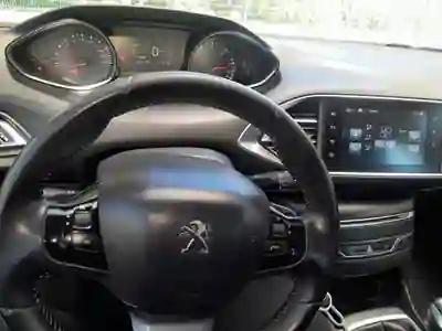 Peugeot 308 SW 2014 - 9000 EUR, 137000 km - AUTO.MOTO.pt - 137000km - foto 11 de 21
