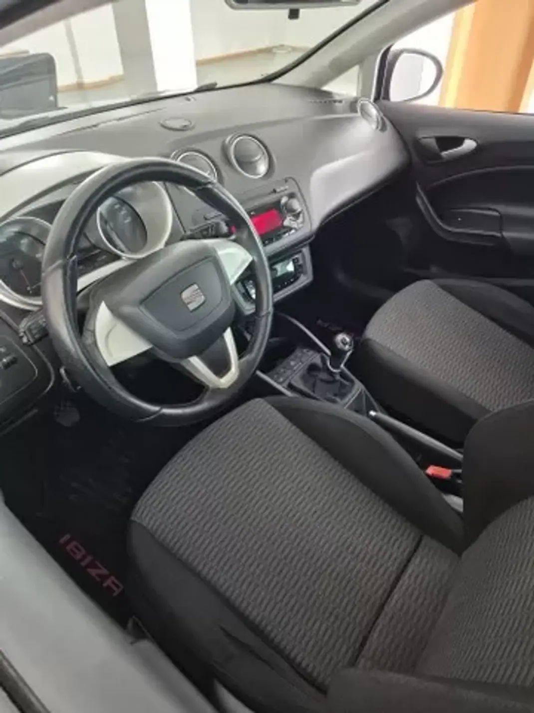 SEAT Ibiza 2011 - 6250 EUR, 289000 km - AUTO.MOTO.pt - 289000km - foto 6 de 7
