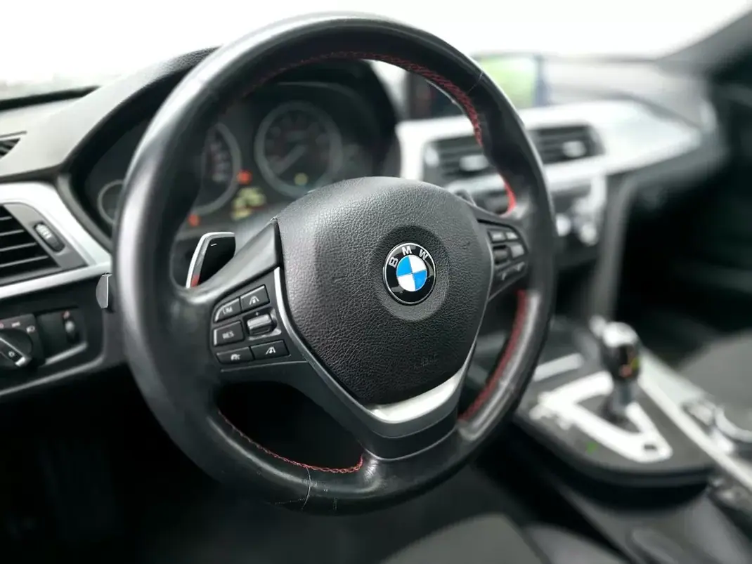 BMW 330 2017 - 18990 EUR, 115000 km - AUTO.MOTO.pt - 115000km - foto 17 de 40