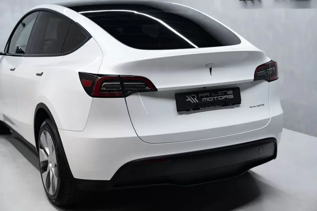 Tesla Model Y 2023 - 35950 EUR, 57000 km - 57000km - foto 12 de 49