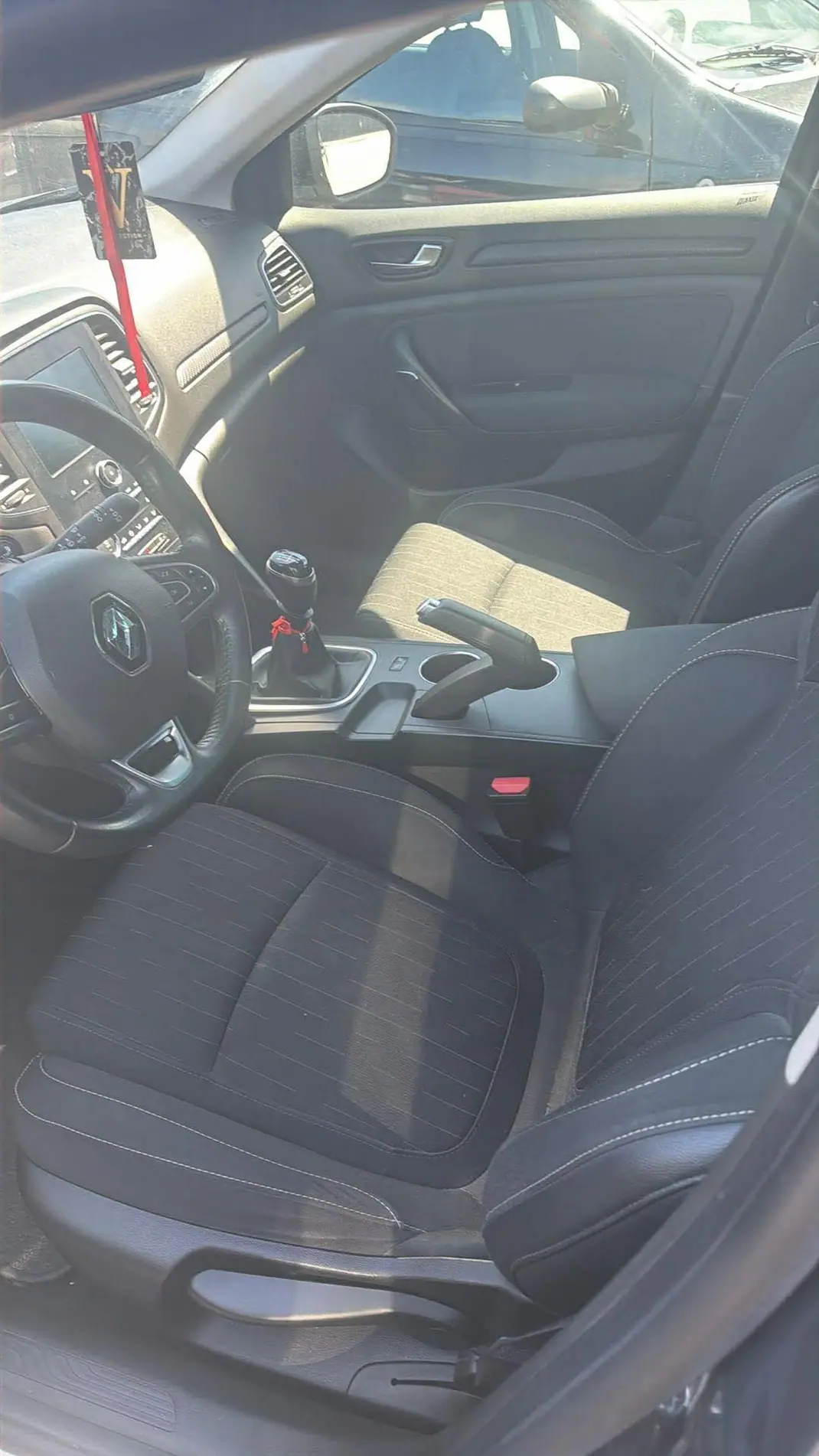 Renault Mégane 2020 - 11500 EUR, 172000 km - AUTO.MOTO.pt - 172000km - foto 5 de 8